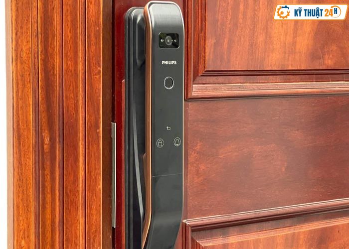 Khóa vân tay sau khi hoàn thiện lắp đặt trên cửa gỗ