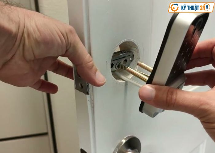 Khảo sát trước khi lắp cửa khóa thông minh