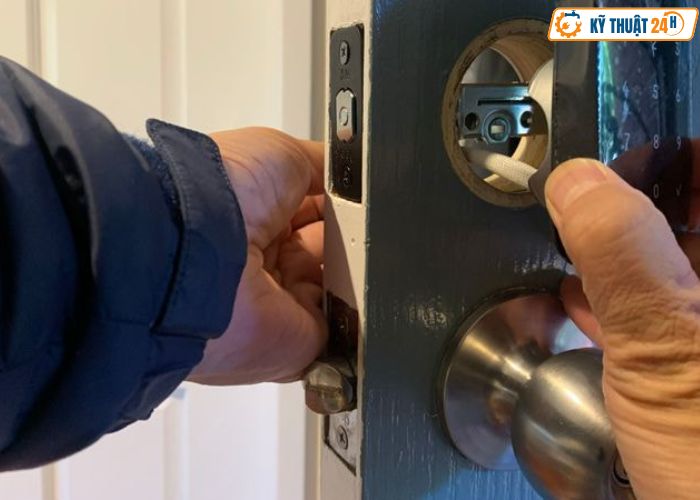 Kỹ Thuật 24h lắp khóa vân tay tại nhà TPHCM