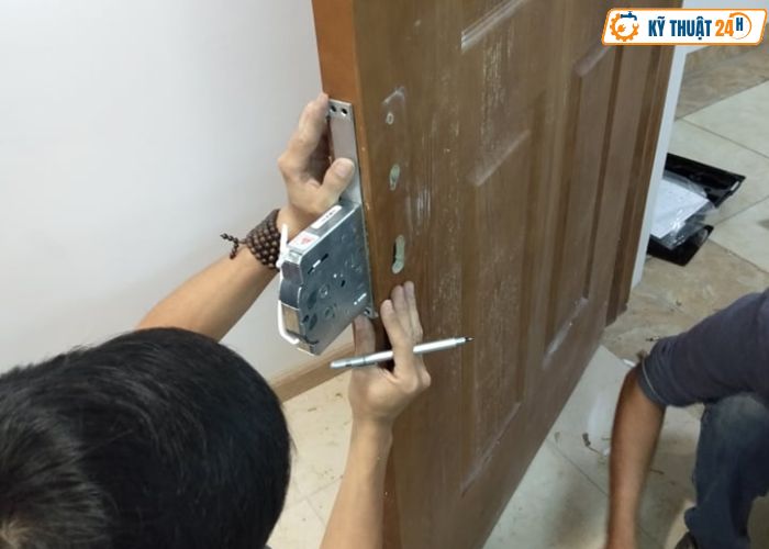 Thợ lắp khoá vân tay tân bình thi công thực tế