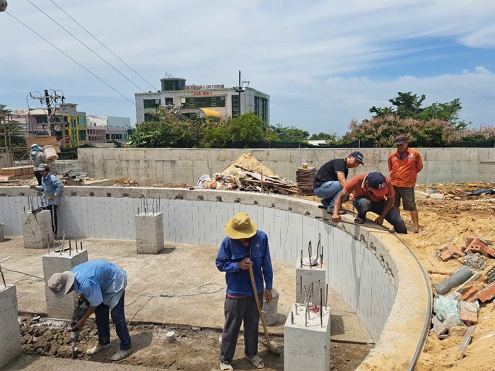 Kỹ thuật viên Kỹ Thuật 24h đang theo dõi tiến độ công trình thi công nhà
